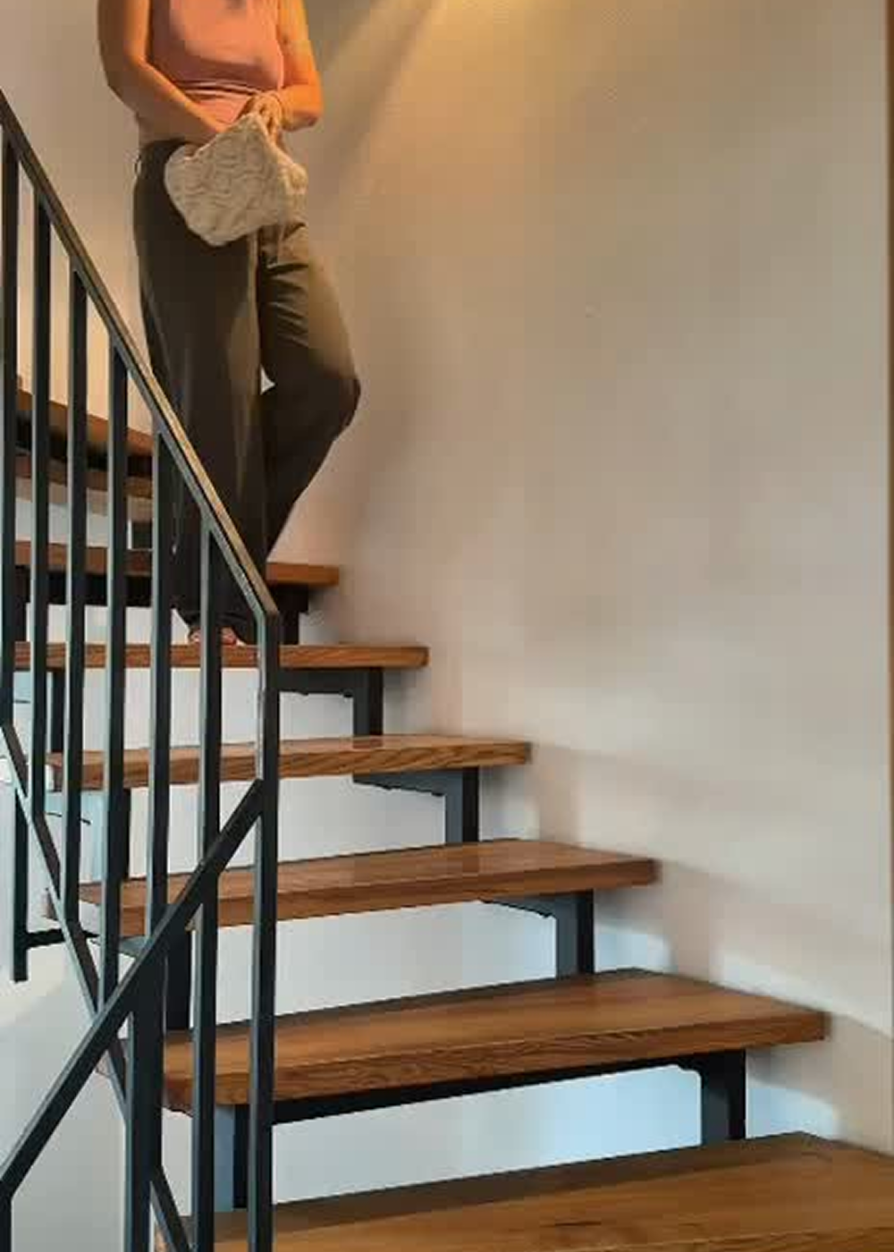Sarah auf einer Treppe